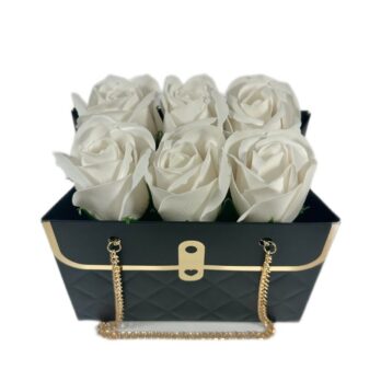 Παντοτινά Λευκά Τριαντάφυλλα σε Μαύρη Τσάντα
